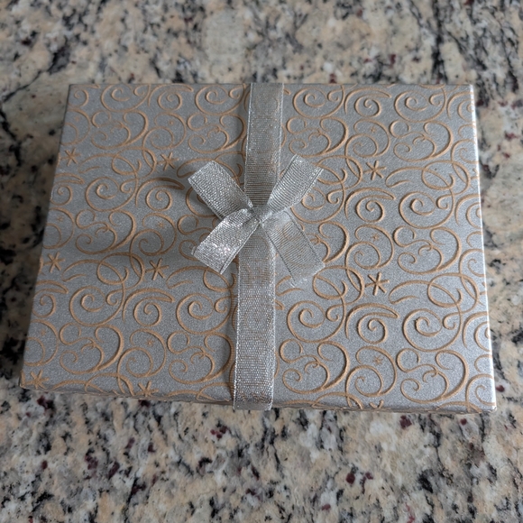 Michael Kors Fingerless, Faux Fur Mittens in Burgundy/Red NWT and gift box - Picture 10 of 10